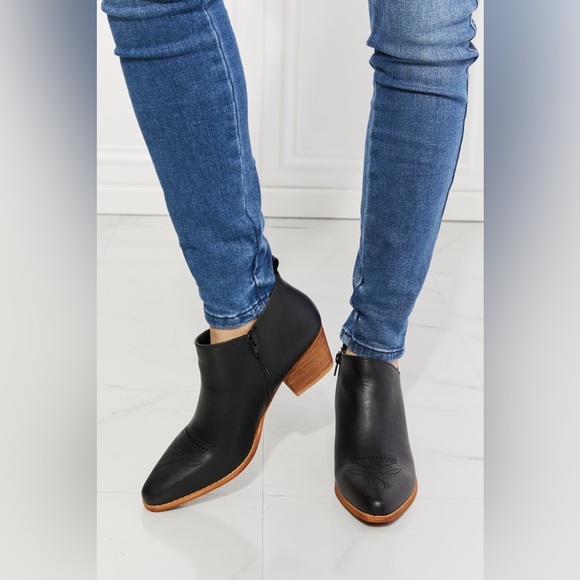 MMShoes Shoes - MMShoes Trust Yourself Embroidered Crossover Cowboy Bootie in Black